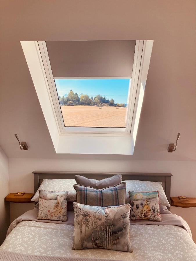 'Wardlaw View' Luxury Studio Apartment With Stunning View Kirkhill Eksteriør billede